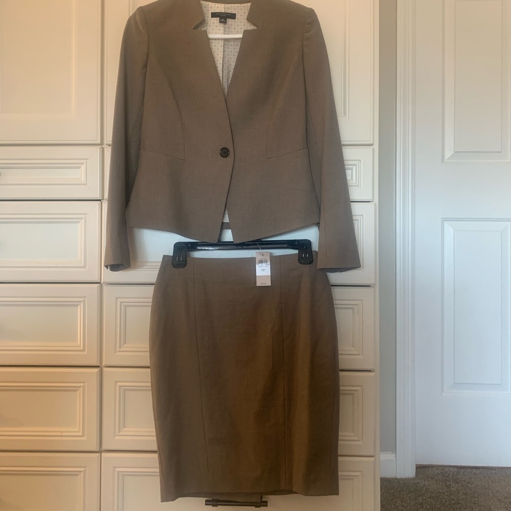 Brand new Ann Taylor Size 0 petite suit in dark sand. Incl blazer and skirt